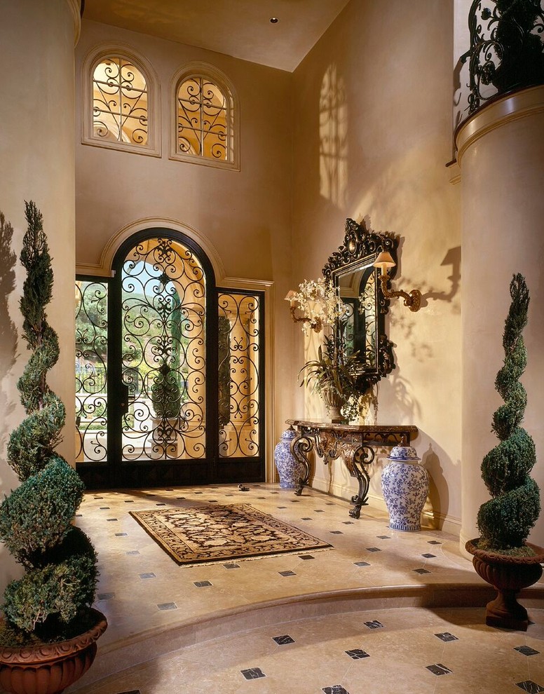 Esempio di un grande corridoio classico con pareti beige, una porta singola e una porta in vetro
