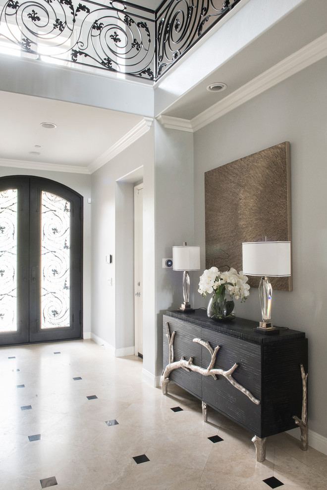 Idées déco pour un hall d'entrée contemporain de taille moyenne avec un mur gris, une porte double et une porte en bois foncé.