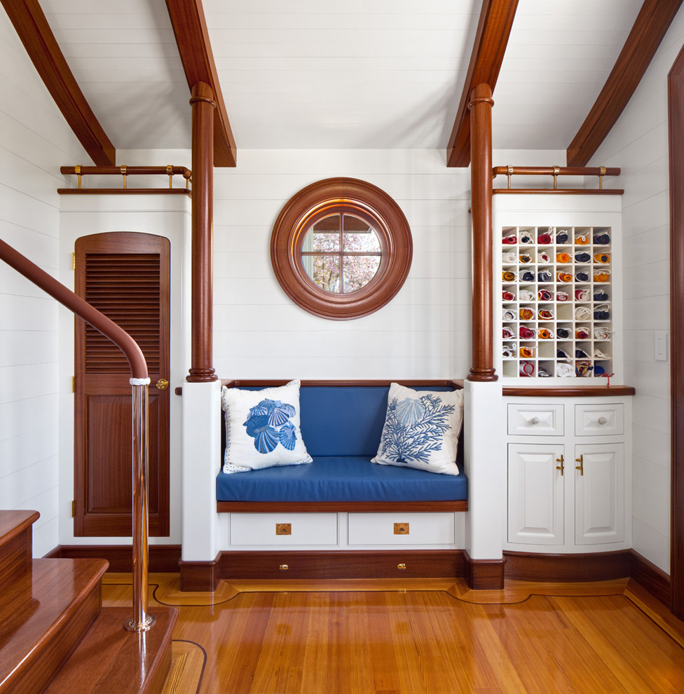 Maritimes Foyer mit weißer Wandfarbe und braunem Holzboden in Providence