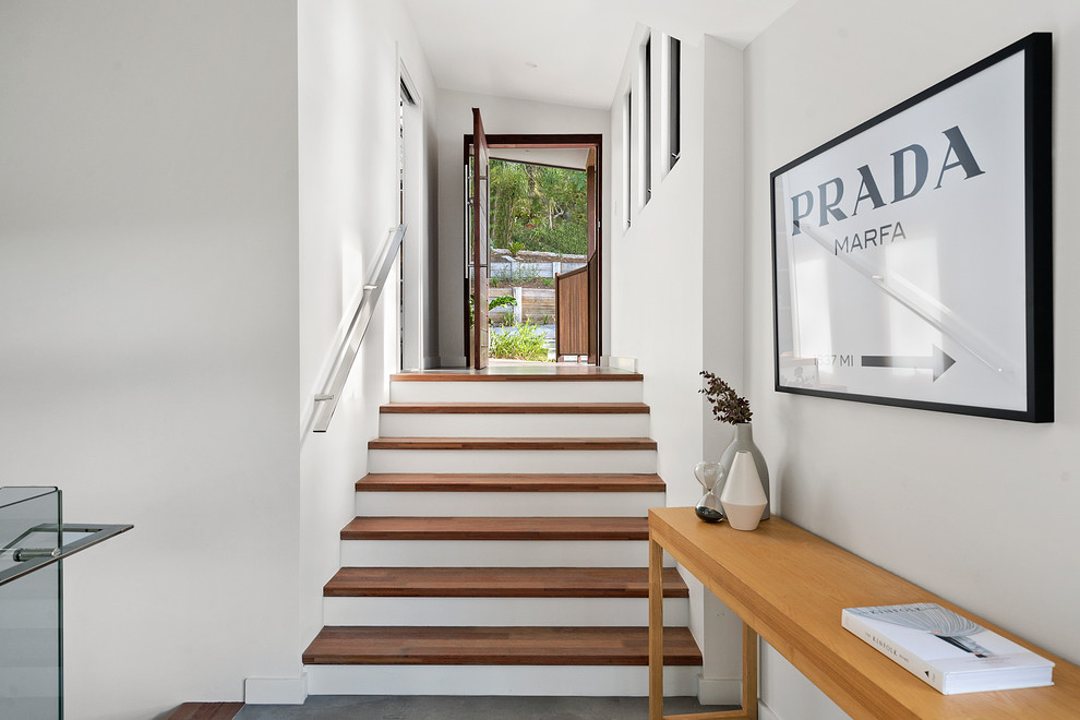 サンシャインコーストにある高級な中くらいなコンテンポラリースタイルのおしゃれな玄関ドア (白い壁、木目調のドア、グレーの床、セラミックタイルの床) の写真