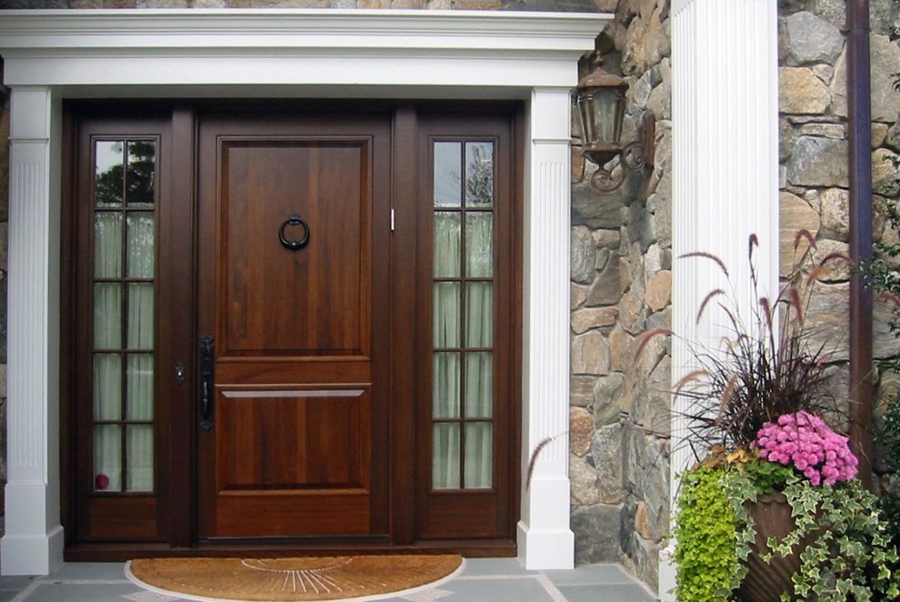 Ejemplo de puerta principal clásica grande con paredes beige, puerta simple, puerta de madera oscura y suelo gris