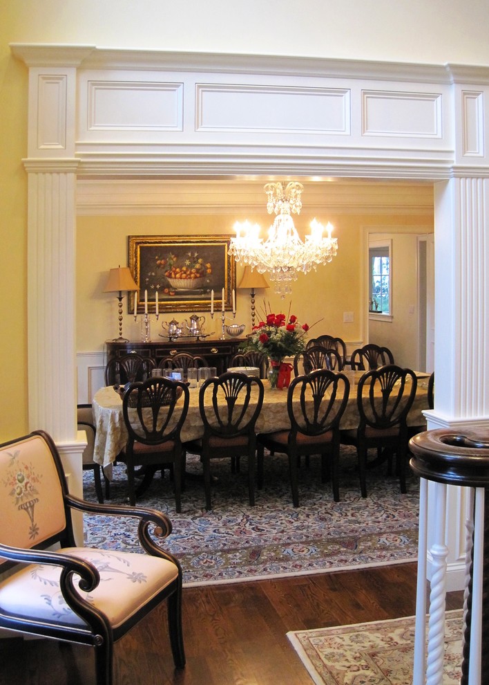 На фото: большая столовая в классическом стиле с белыми стенами, паркетным полом среднего тона и коричневым полом
