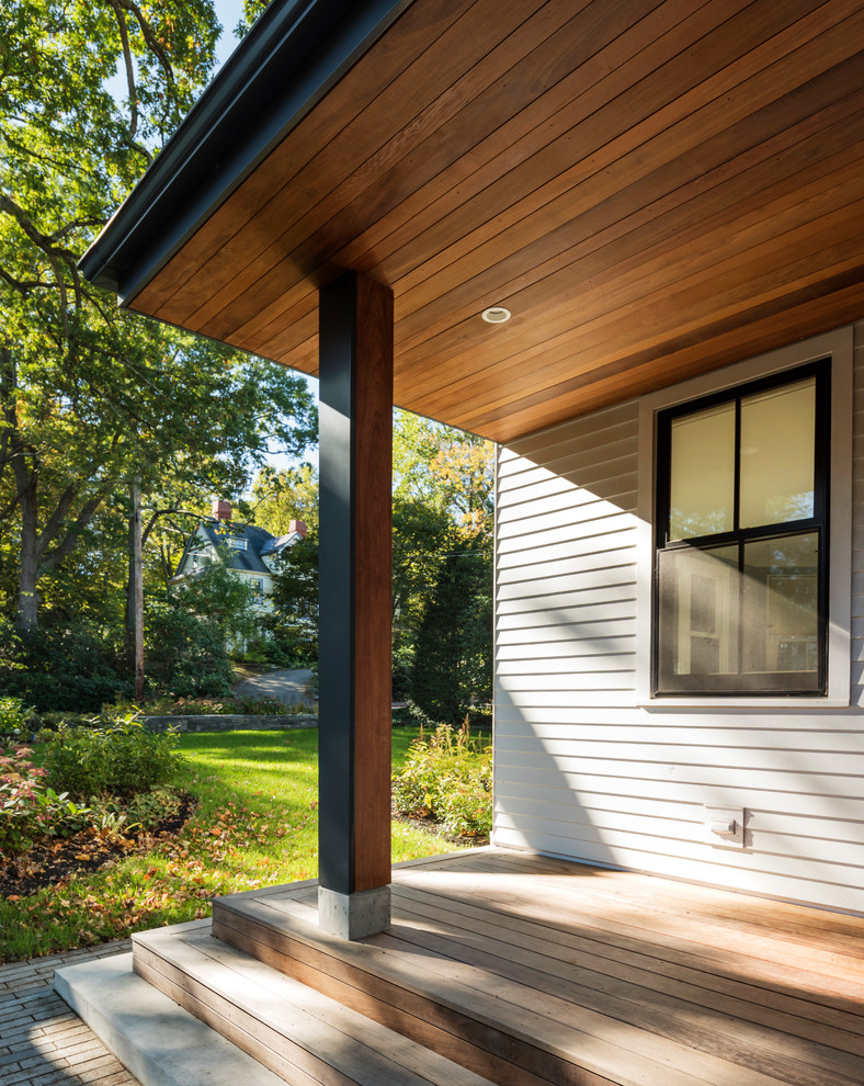 Kleine Moderne Haustür mit gebeiztem Holzboden in Boston