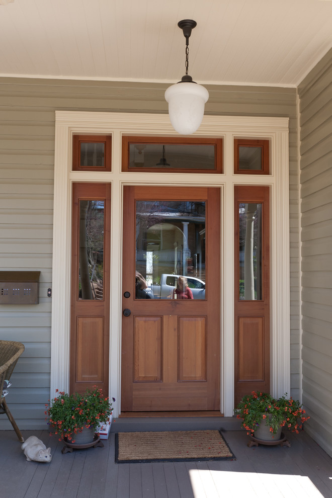 Mittelgroße Klassische Haustür mit grüner Wandfarbe, gebeiztem Holzboden, Einzeltür und hellbrauner Holzhaustür in Richmond