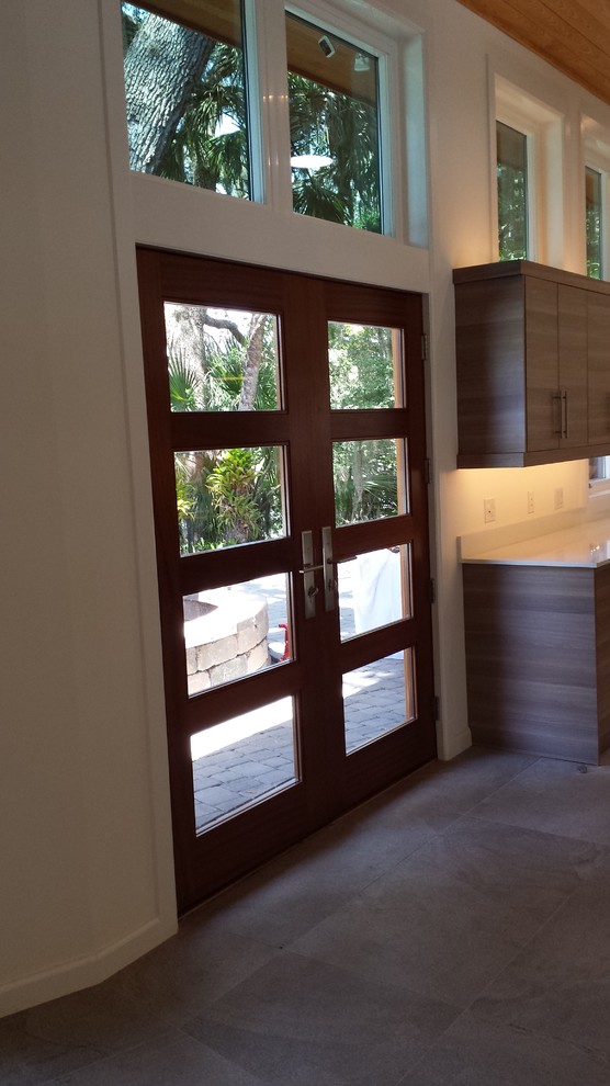 Modelo de entrada minimalista con puerta doble y puerta de madera en tonos medios