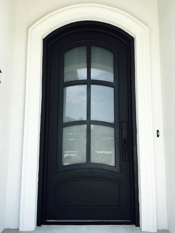 Источник вдохновения для домашнего уюта: входная дверь в классическом стиле с белыми стенами, одностворчатой входной дверью и металлической входной дверью