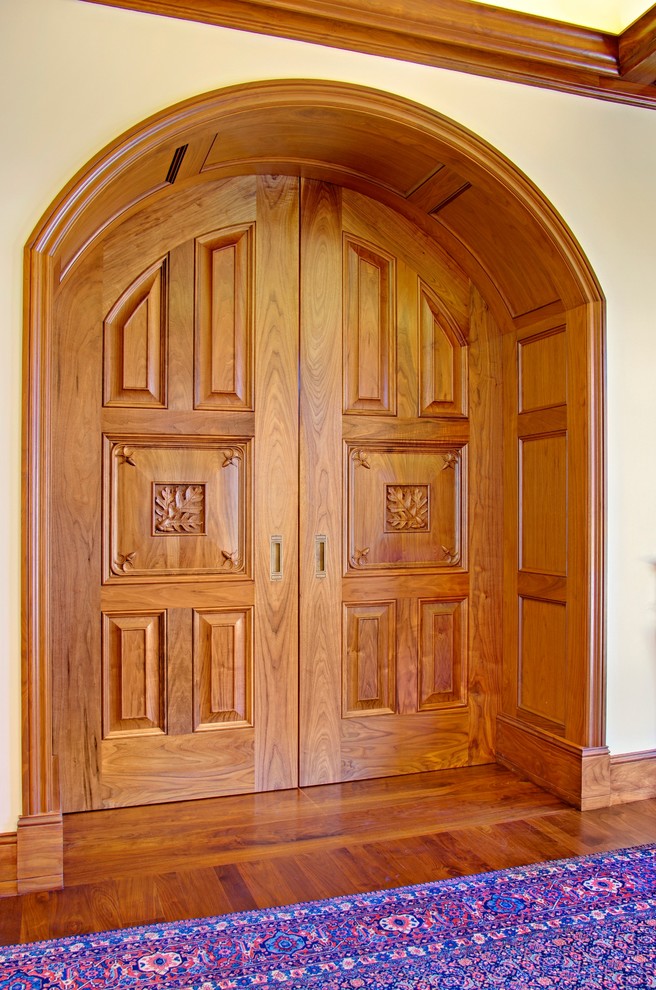 Rustikaler Eingang mit Korridor, beiger Wandfarbe, braunem Holzboden und hellbrauner Holzhaustür in San Francisco