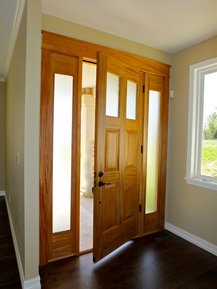 Idée de décoration pour une porte d'entrée tradition avec une porte simple et une porte en bois brun.