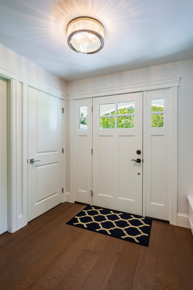 Источник вдохновения для домашнего уюта: тамбур среднего размера в стиле неоклассика (современная классика) с белыми стенами, полом из керамогранита, одностворчатой входной дверью, белой входной дверью и серым полом