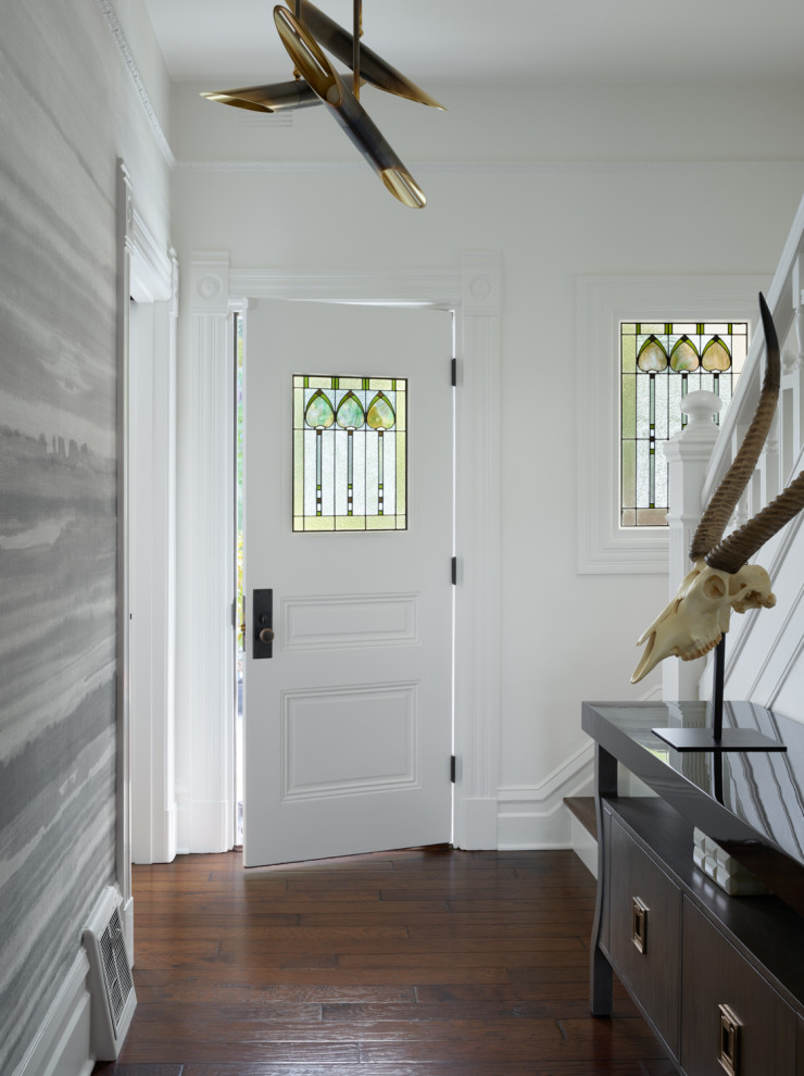 サンフランシスコにある高級な中くらいなミッドセンチュリースタイルのおしゃれな玄関ドア (白い壁、濃色無垢フローリング、茶色い床、白いドア) の写真