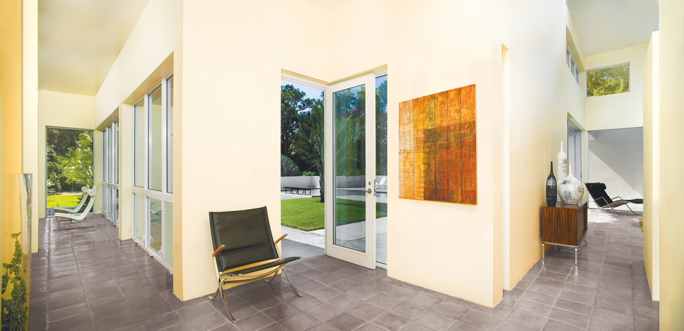 Источник вдохновения для домашнего уюта: узкая прихожая среднего размера в современном стиле с желтыми стенами, полом из керамической плитки, одностворчатой входной дверью и стеклянной входной дверью