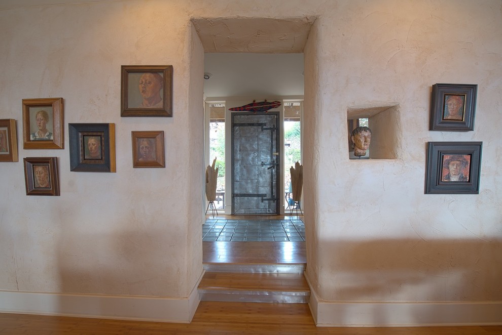 На фото: фойе среднего размера в стиле фьюжн с бежевыми стенами, светлым паркетным полом, одностворчатой входной дверью и металлической входной дверью с