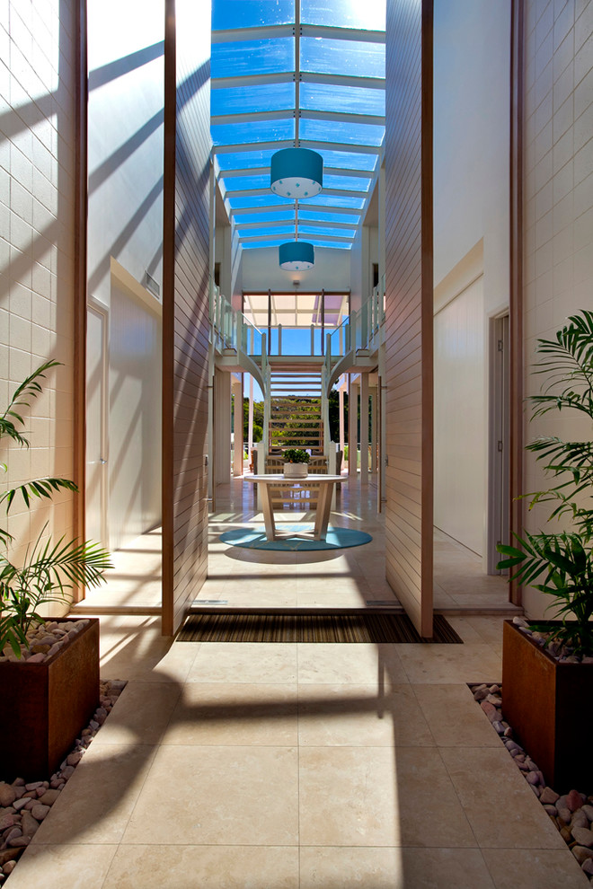 Großes Modernes Foyer mit hellbrauner Holzhaustür, weißer Wandfarbe und Travertin in Sunshine Coast