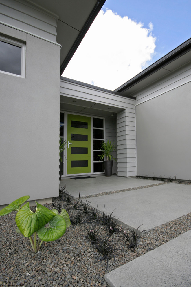 Источник вдохновения для домашнего уюта: входная дверь в стиле модернизм с коричневыми стенами, одностворчатой входной дверью и зеленой входной дверью