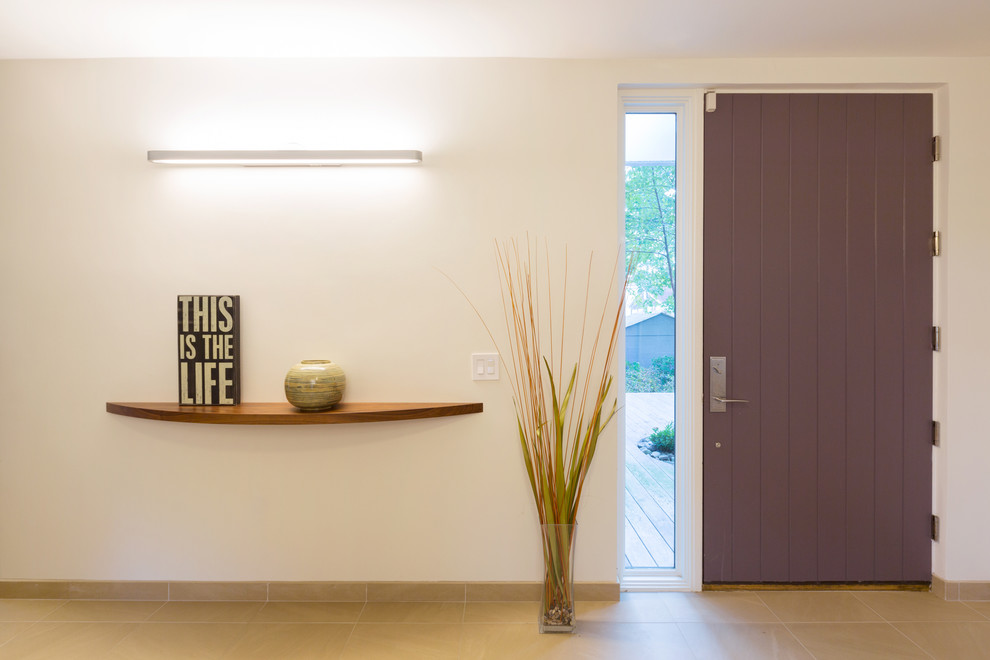 Inspiration pour un hall d'entrée design avec un mur blanc, un sol en carrelage de porcelaine, une porte pivot et une porte violette.
