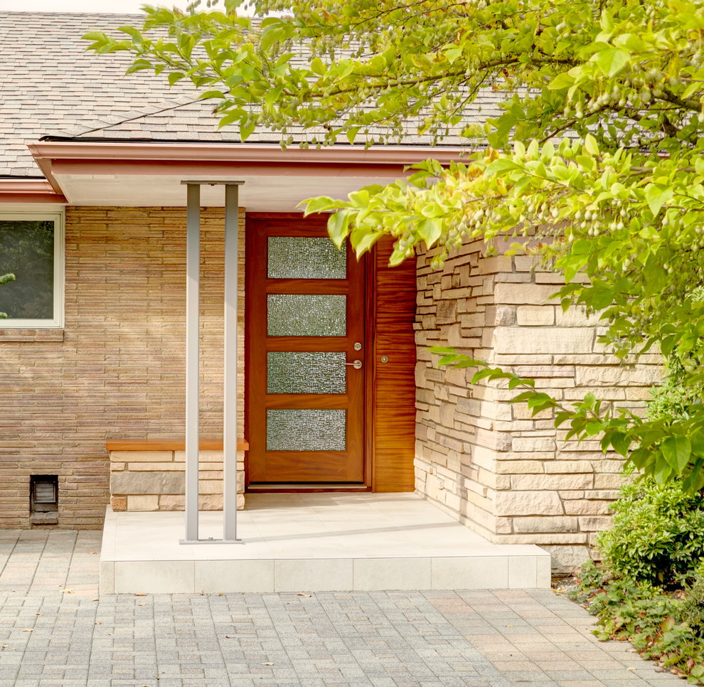 Mittelgroße Retro Haustür mit Keramikboden, Einzeltür und hellbrauner Holzhaustür in Seattle