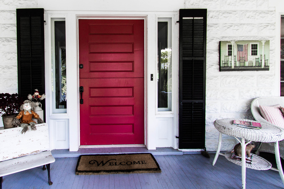 Große Klassische Haustür mit weißer Wandfarbe, gebeiztem Holzboden, Klöntür und roter Haustür in New York