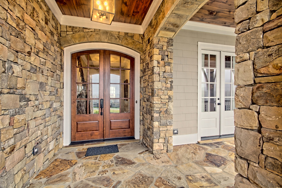 Ejemplo de puerta principal grande con paredes multicolor, suelo de pizarra, puerta doble y puerta de madera oscura