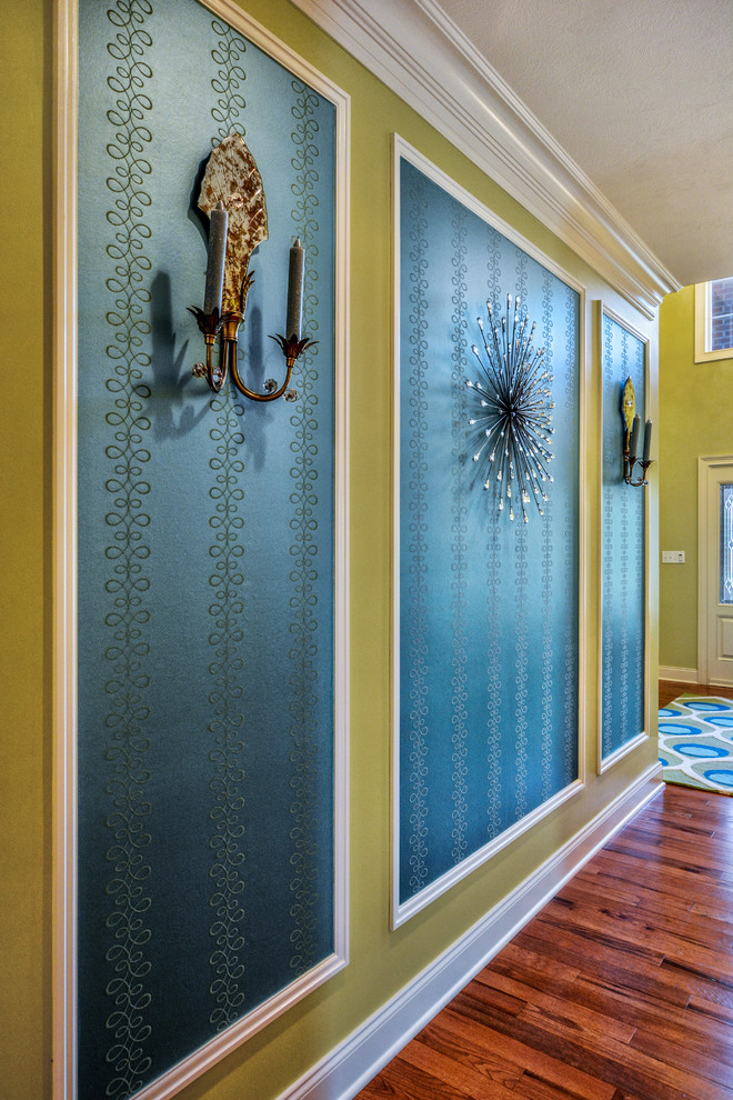 他の地域にある中くらいなトランジショナルスタイルのおしゃれな玄関ロビー (無垢フローリング、緑の壁) の写真