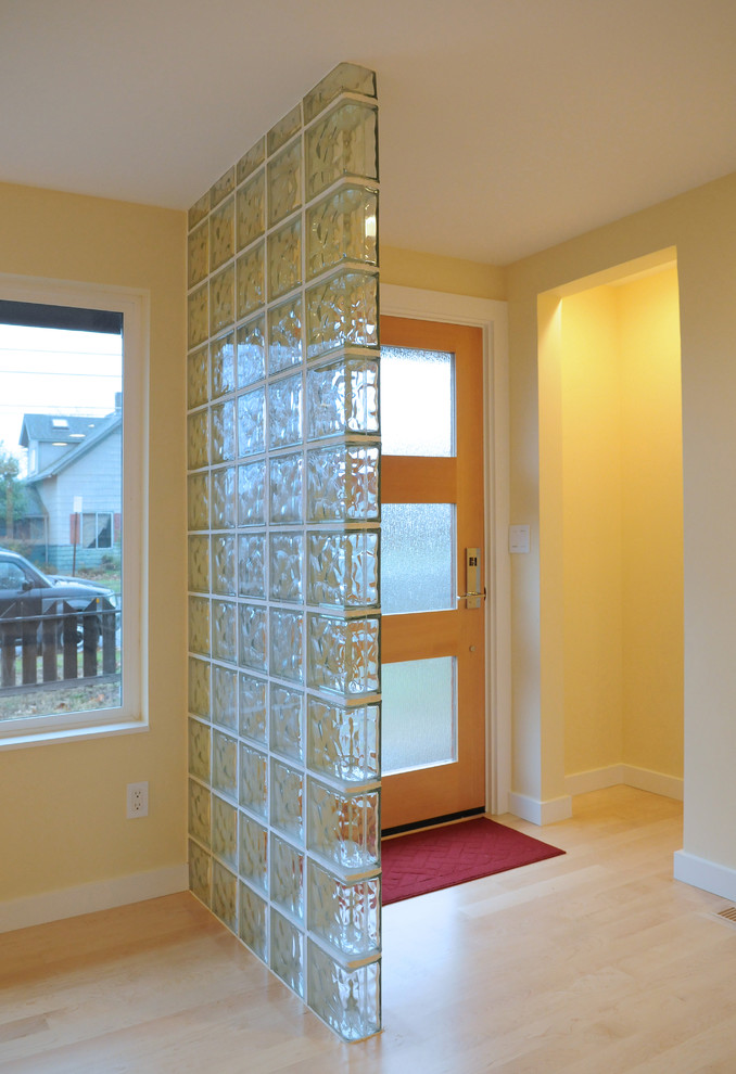 Moderne Haustür mit gelber Wandfarbe, hellem Holzboden, Einzeltür, heller Holzhaustür und weißem Boden in Sonstige