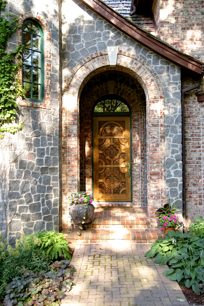 Modelo de puerta principal clásica grande con puerta simple y puerta de madera en tonos medios
