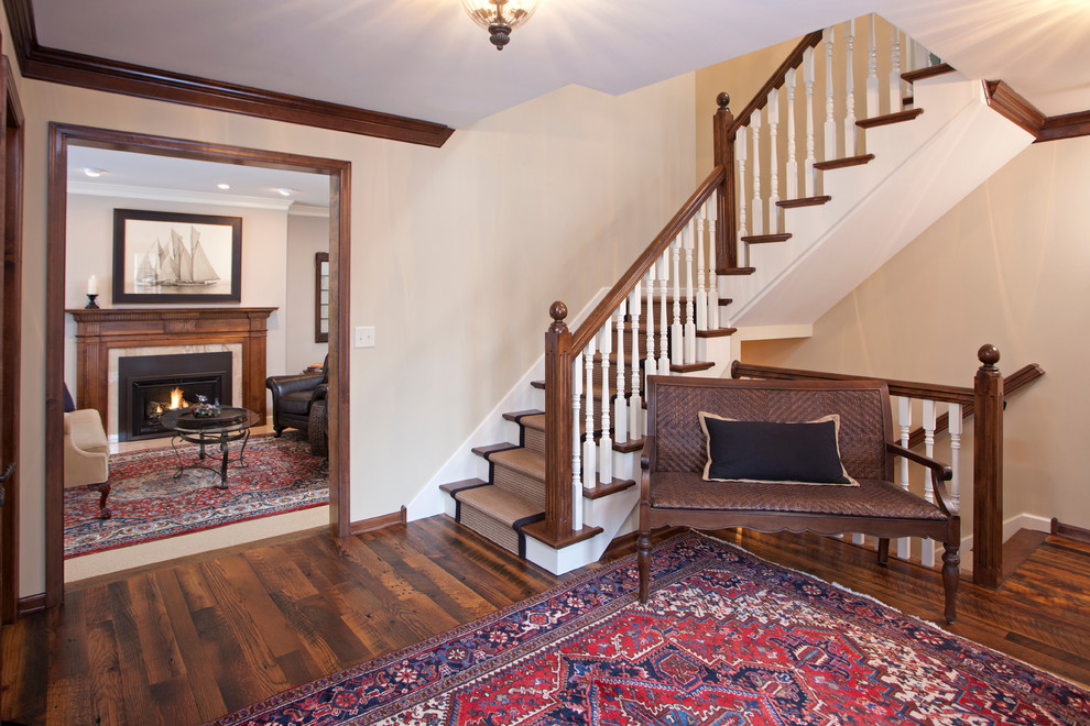 Idée de décoration pour un grand hall d'entrée tradition avec un mur beige, parquet foncé et une porte simple.