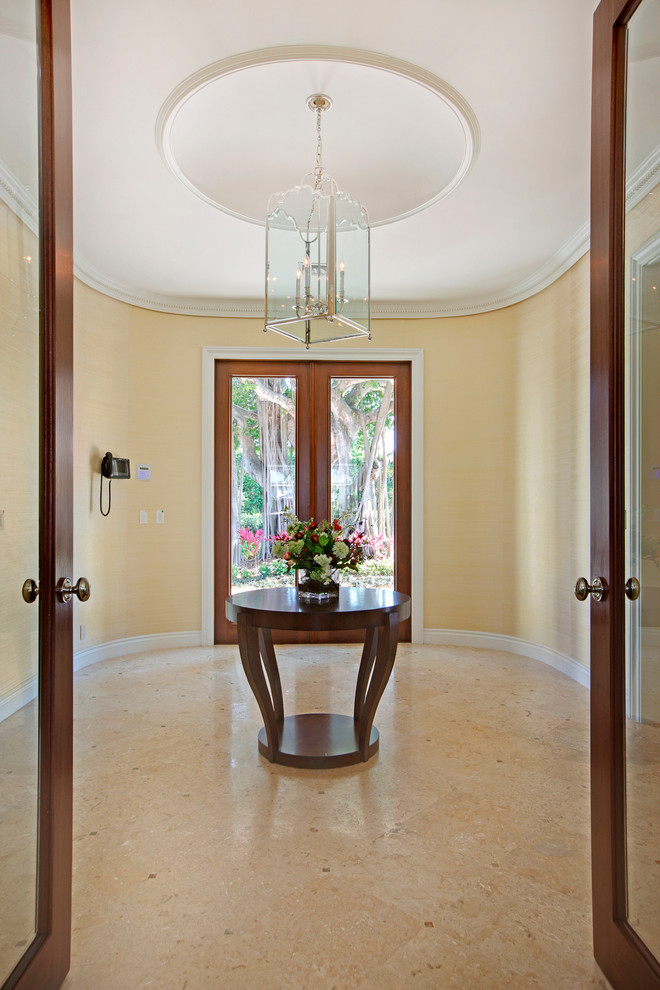 Geräumiges Modernes Foyer mit gelber Wandfarbe, Porzellan-Bodenfliesen, Doppeltür und dunkler Holzhaustür in Miami