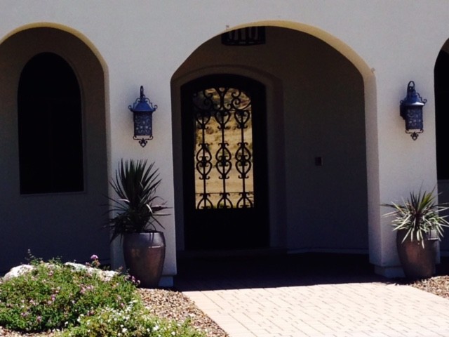 Große Klassische Haustür mit weißer Wandfarbe und Einzeltür in Phoenix