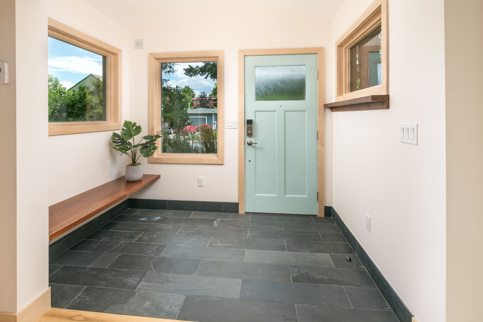 Kleine Moderne Haustür mit beiger Wandfarbe, Schieferboden, Einzeltür, grüner Haustür und schwarzem Boden in Denver