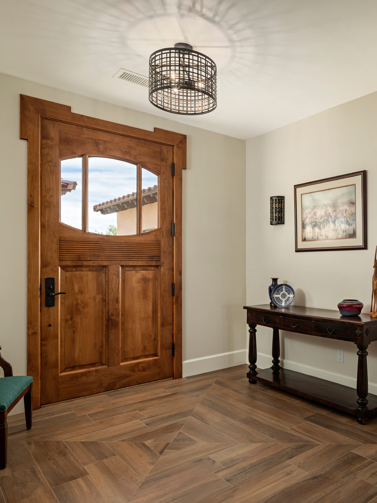 Ejemplo de puerta principal de estilo americano de tamaño medio con paredes beige, suelo de baldosas de cerámica, puerta simple, puerta marrón y suelo marrón