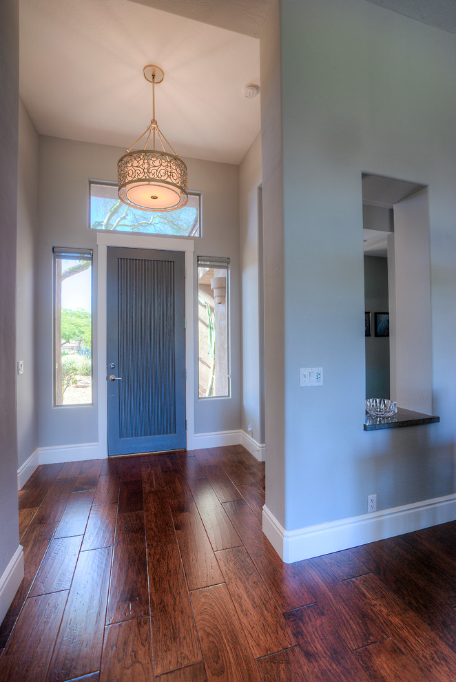 Источник вдохновения для домашнего уюта: фойе среднего размера в стиле неоклассика (современная классика) с серыми стенами, паркетным полом среднего тона, одностворчатой входной дверью и серой входной дверью