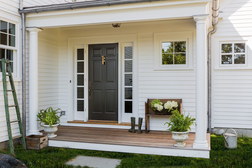 Источник вдохновения для домашнего уюта: входная дверь в классическом стиле с белыми стенами, паркетным полом среднего тона, черной входной дверью и одностворчатой входной дверью