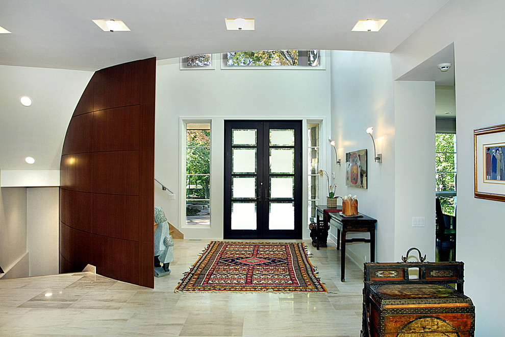 Immagine di un grande ingresso design con pareti bianche, pavimento in pietra calcarea, una porta a due ante e una porta in vetro