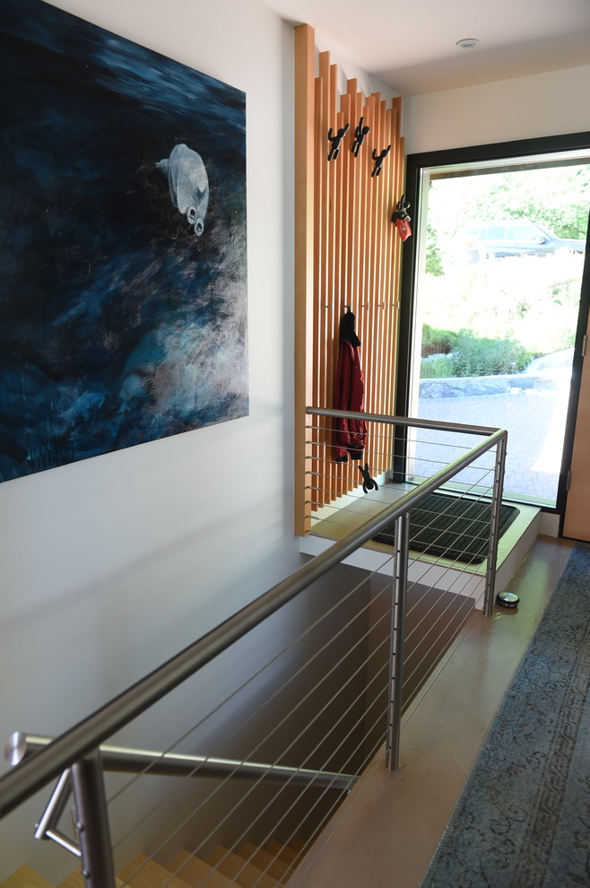 Kleines Modernes Foyer mit weißer Wandfarbe, Betonboden, Einzeltür, heller Holzhaustür und beigem Boden in Vancouver