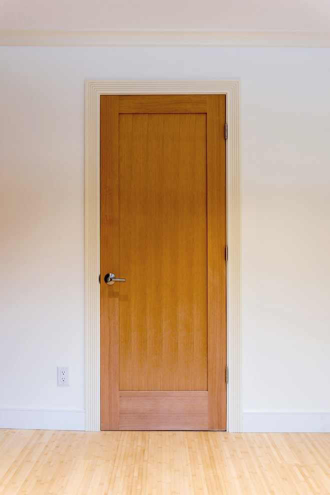 Foto de entrada contemporánea de tamaño medio con paredes blancas, suelo de madera clara, puerta simple y puerta de madera en tonos medios