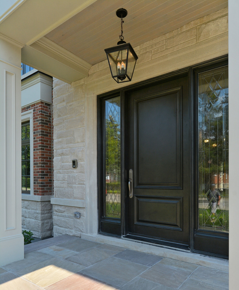 Aménagement d'une entrée classique avec une porte simple et une porte noire.