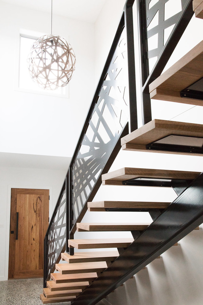 Источник вдохновения для домашнего уюта: лестница среднего размера в стиле модернизм