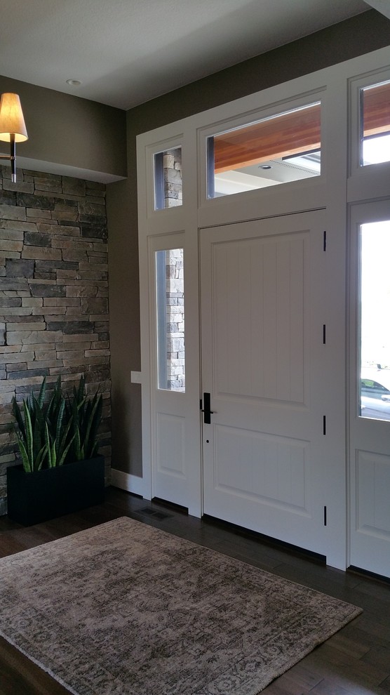 Diseño de entrada contemporánea con paredes grises, puerta simple y puerta blanca