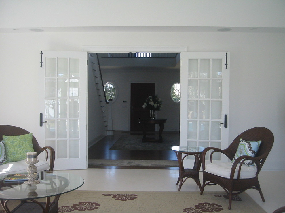 Exempel på en klassisk entré, med vita väggar, en enkeldörr och mörk trädörr