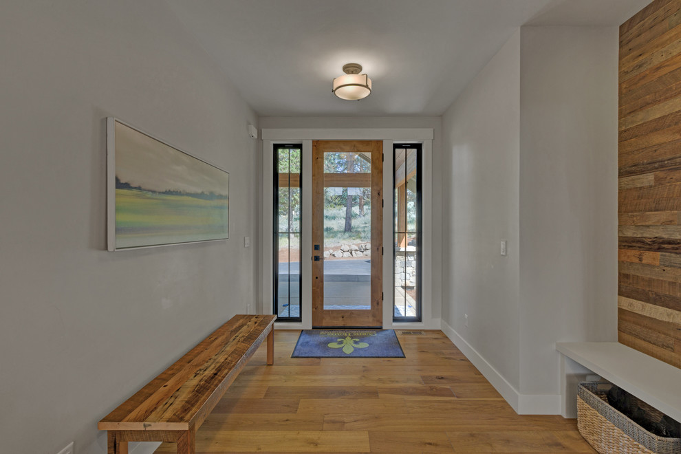 Große Urige Haustür mit weißer Wandfarbe, braunem Holzboden, Einzeltür, Haustür aus Glas und braunem Boden in Portland