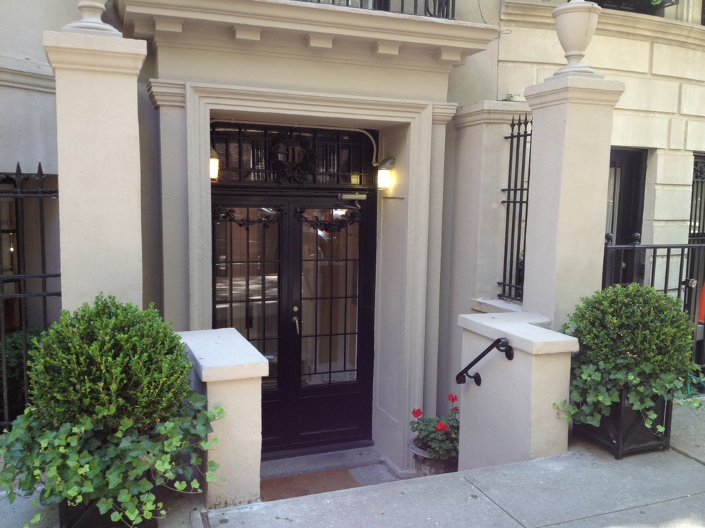 Mittelgroße Klassische Haustür mit weißer Wandfarbe, Betonboden, Doppeltür, schwarzer Haustür und grauem Boden in New York