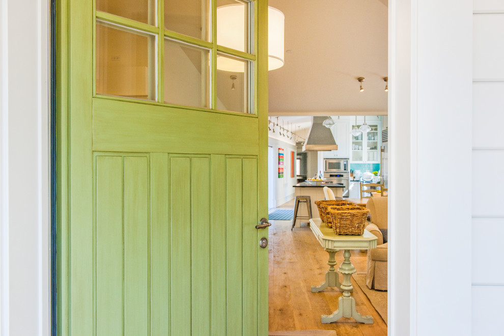 На фото: входная дверь среднего размера в классическом стиле с белыми стенами, светлым паркетным полом, поворотной входной дверью, зеленой входной дверью и черным полом с