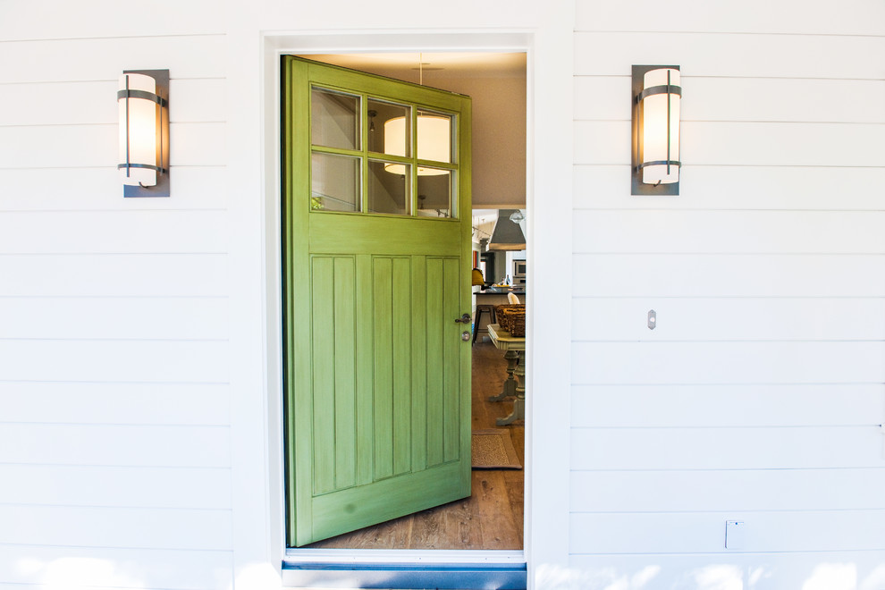 На фото: входная дверь среднего размера в современном стиле с одностворчатой входной дверью, зеленой входной дверью, белыми стенами, мраморным полом и черным полом