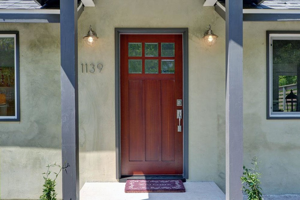 Idée de décoration pour une porte d'entrée tradition de taille moyenne avec un mur blanc, une porte simple et une porte en bois foncé.