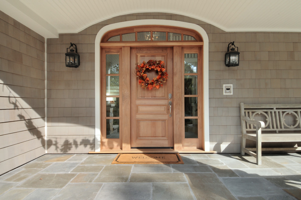 Foto di una porta d'ingresso tradizionale di medie dimensioni con pavimento in ardesia, una porta singola, una porta in legno chiaro e pavimento multicolore
