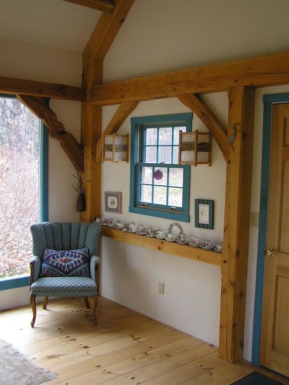 На фото: маленькая входная дверь в стиле кантри с белыми стенами, светлым паркетным полом, одностворчатой входной дверью и входной дверью из светлого дерева для на участке и в саду с