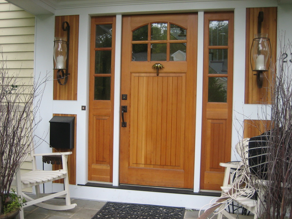 Foto di una porta d'ingresso american style con una porta singola e una porta in legno bruno