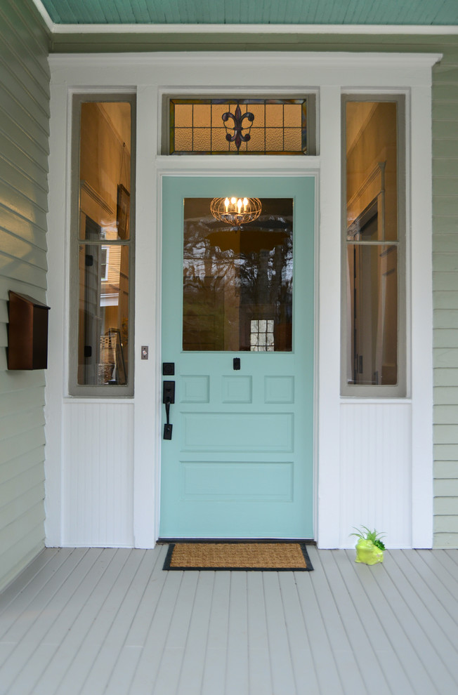 Источник вдохновения для домашнего уюта: входная дверь в стиле модернизм с зелеными стенами, одностворчатой входной дверью и синей входной дверью