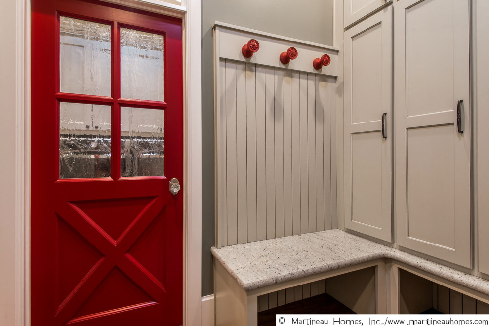 ソルトレイクシティにある高級な中くらいなトラディショナルスタイルのおしゃれなマッドルーム (グレーの壁、赤いドア、塗装板張りの壁) の写真