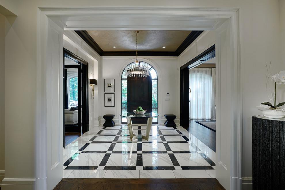 Foto di un grande ingresso classico con pareti bianche, pavimento in gres porcellanato, una porta singola, una porta nera e pavimento multicolore
